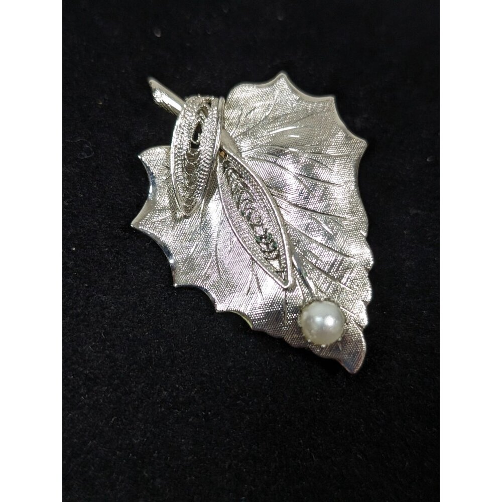 Vintage Silver‎ Tone Filigree Leaf Faux Pearl Pin Brooch